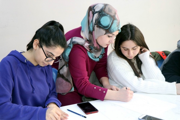 Gençlik Merkezinde 7’den 70’e Resim Kursuna Katılıyorlar