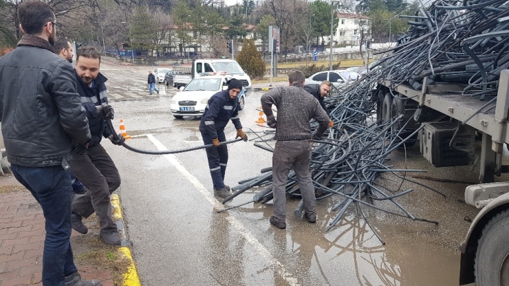 Tırdan Devrilen Demirler Ulaşımı Aksattı