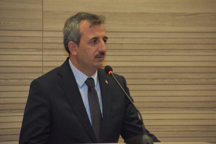 Vali Sezer: "Mesleğe Başladıktan Sonra Körelmemek Gerekir"