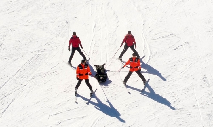 Uludağ’da Yaralanan Dağcıyı Kayaklı Jak Timleri Böyle Kurtardı