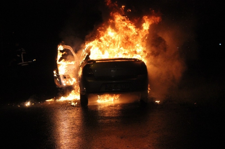 Otomobilden Geriye İskeleti Kaldı