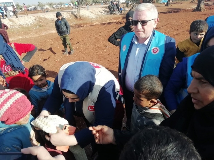 Malatyalı Kadınların Ördüğü Kıyafetler İdlipli Çocuklara Teslim Edildi