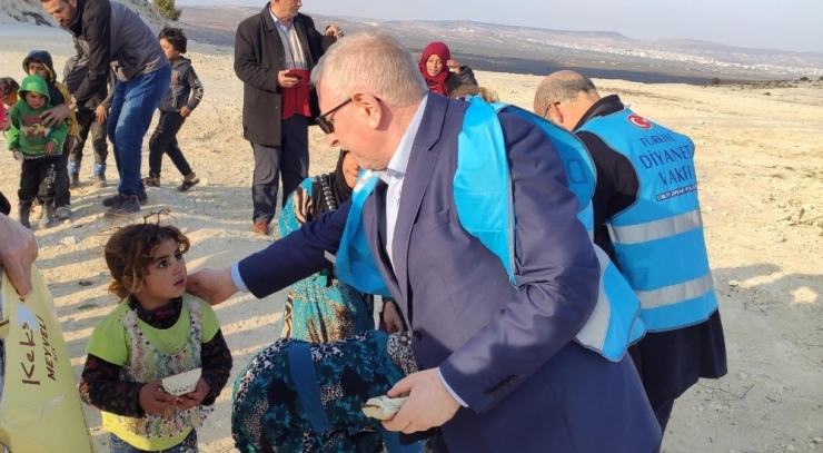 Malatyalı Kadınların Ördüğü Kıyafetler İdlipli Çocuklara Teslim Edildi