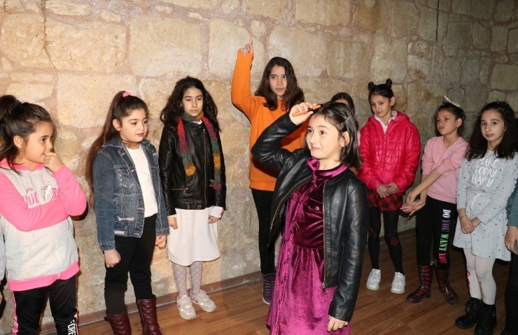 Drama Eğitimi Alan Çocuklar, Hayata Farklı Bakıyor