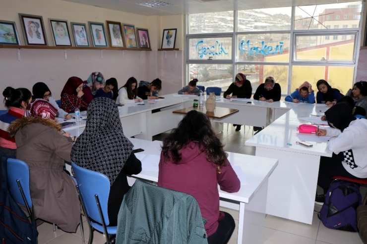 Gençlik Merkezinde 7’den 70’e Resim Kursuna Katılıyorlar