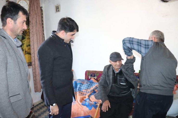 Kimsesiz Yaşlı Adama Kaymakam Yardım Eli Uzattı