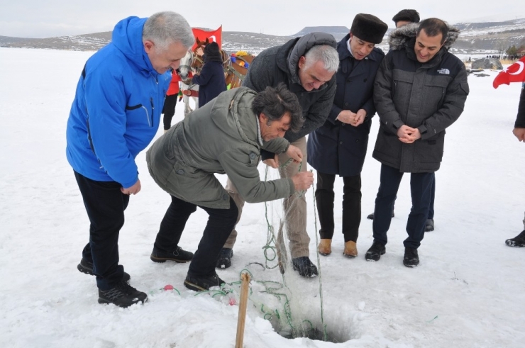 Bakan Ersoy Eskimo Usulü Balık Tuttu