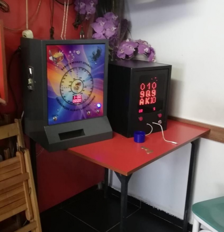 Dışı Şarj Cihazı, İçi Kumar Makinesi