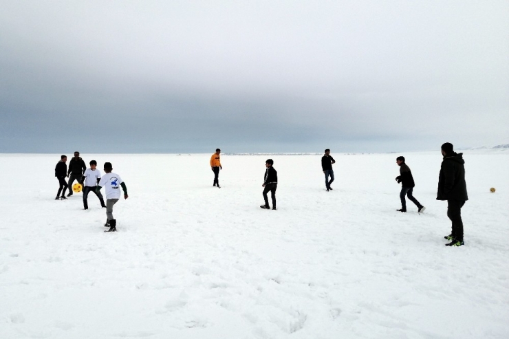 Donan Göl Üzerinde Futbol Keyfi