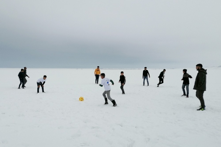 Donan Göl Üzerinde Futbol Keyfi