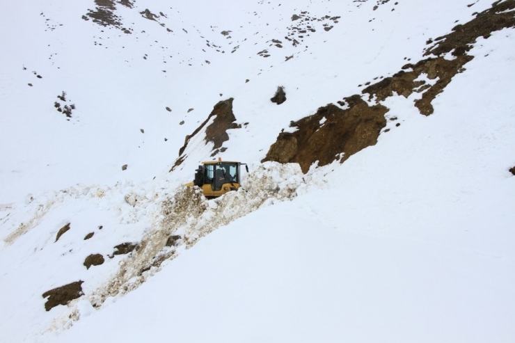 Köy Yolunun Açılmasını Halaylarla Kutladılar