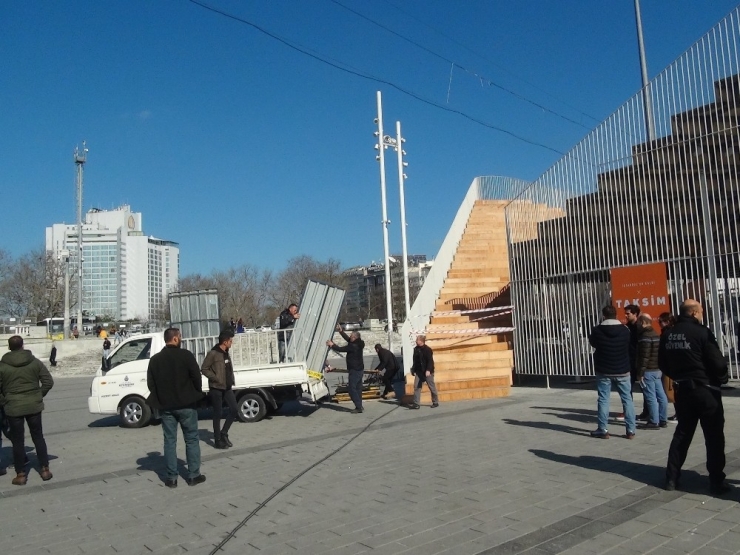 Taksim’de İzin Alınmadan Kurulan Sergi Platformunun Sökümüne Başlandı