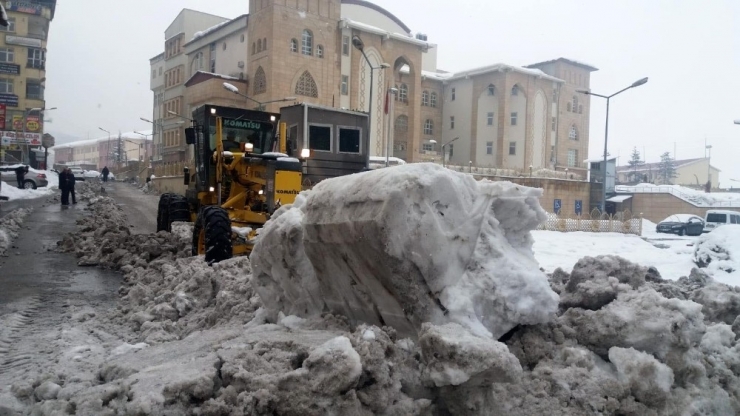 Hakkari’de Karla Mücadele Çalışması Sürüyor