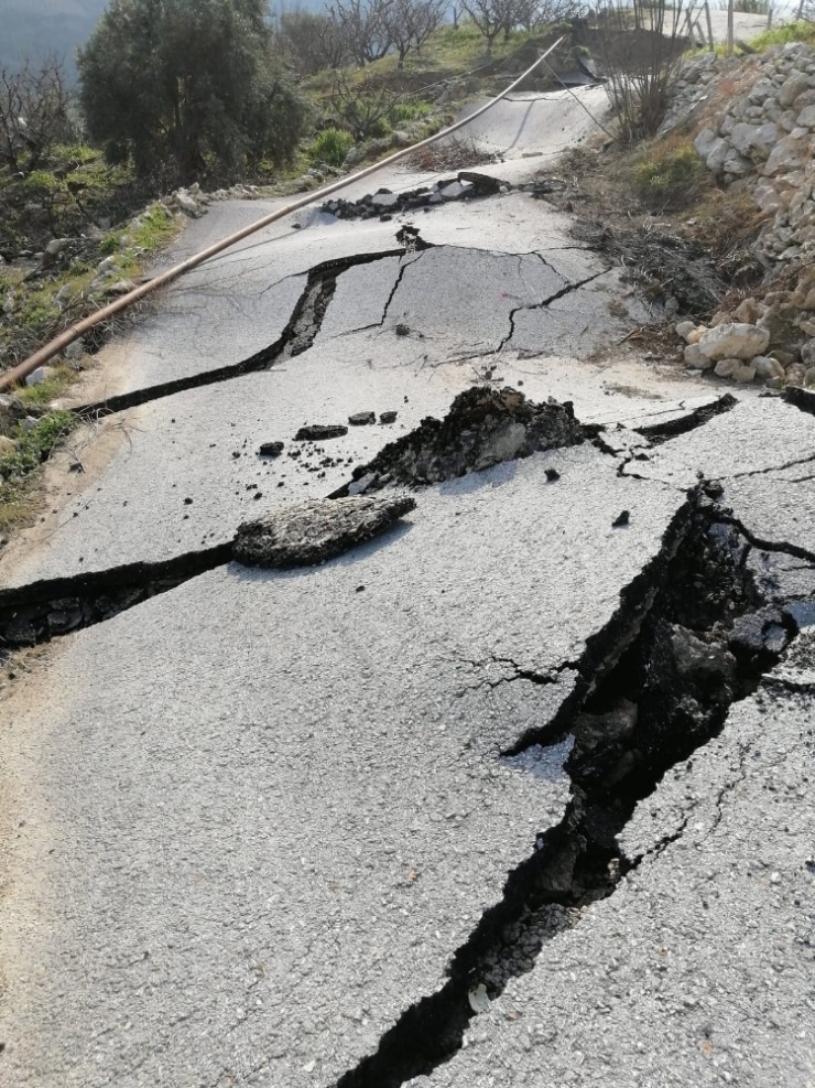 Heyelandan Zarar Gören Yol Ulaşıma Açıldı