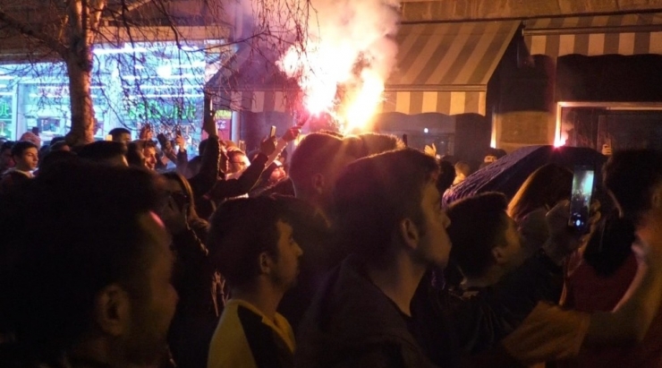 Kars’ta Galatasaraylı Taraftarlar Sokaklara Döküldü