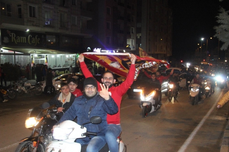 Kilis’te Galatasaraylı Taraftarlar Sokaklara Döküldü