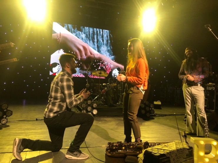 Konserde Sürpriz Evlenme Teklifi