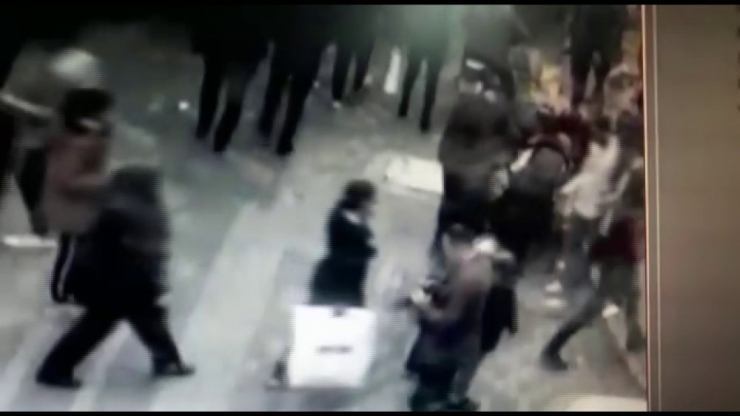 Çiçek Alan Kadının Telefonunu Çalan Zanlılar Tutuklandı