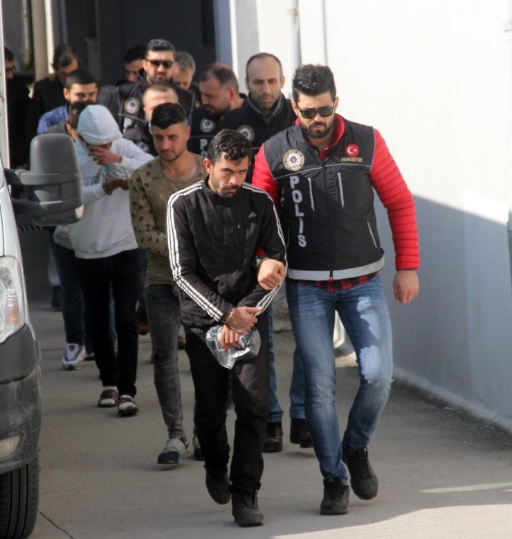 Torbacılara 3 Tutuklama 5 Ev Hapsi