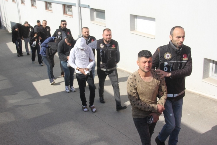 Torbacılara 3 Tutuklama 5 Ev Hapsi