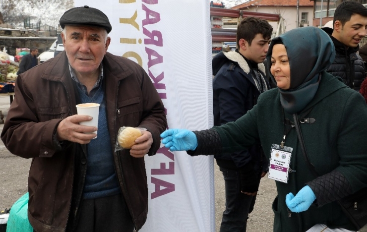 Pazar Esnafının İçini Isıtan İkram