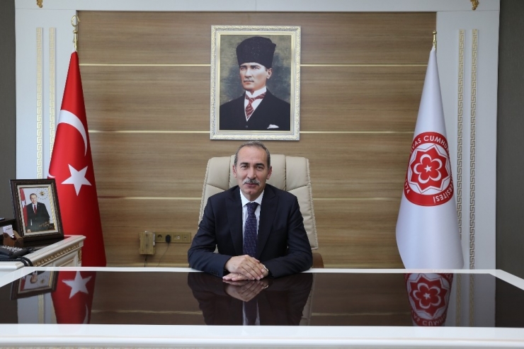 Akademik Çalışmalarda Öncü, Alanında İse Birinci Oldu