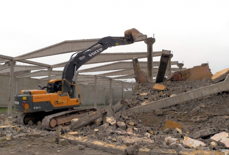 Mersin’de Terk Edilmiş Fabrika Binasının Yıkımı Yapıldı