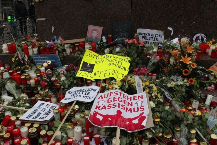 Hanau Halkı Alman Irkçının Öldürdüğü 9 Kişiyi Çiçeklerle Andı