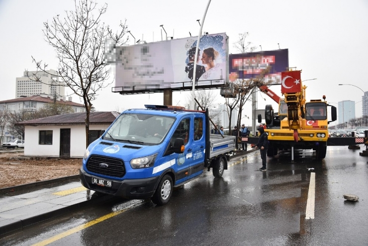 Başkent’te İzinsiz Tabela Ve Totemler Sökülüyor