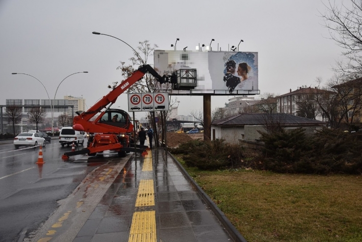 Başkent’te İzinsiz Tabela Ve Totemler Sökülüyor