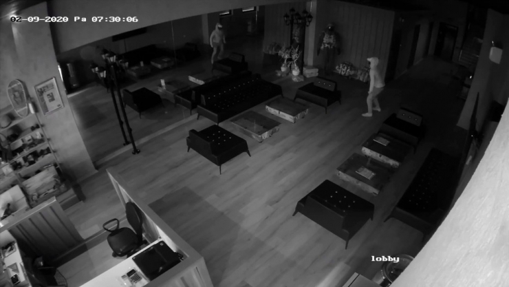 Aynadaki Yansımasından Korkan Hırsız 6 Saniyede İş Yerini Terk Etti