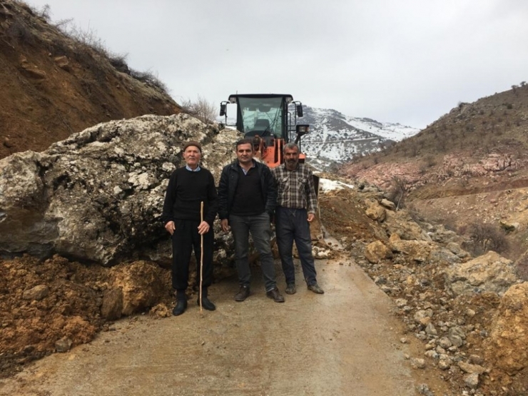 Köy Yoluna Kaya Parçası Düştü, İş Makinesi Kaldırdı