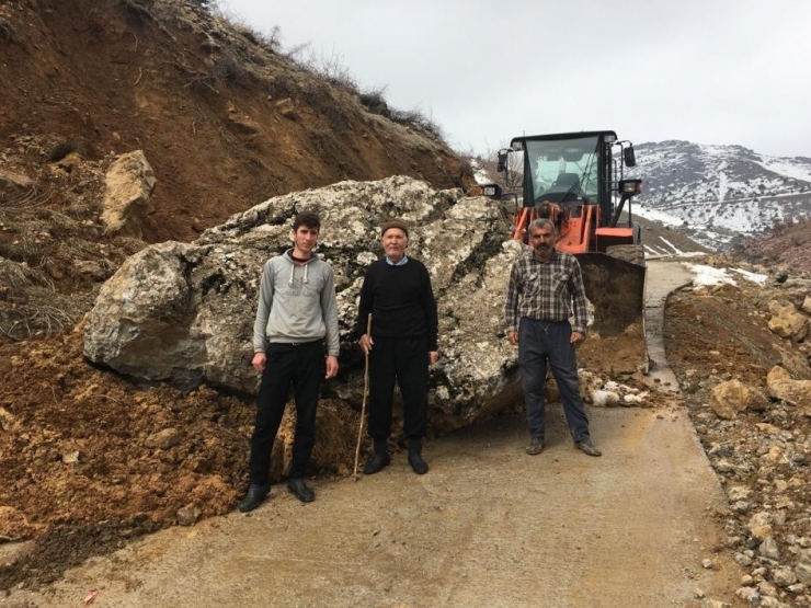 Köy Yoluna Kaya Parçası Düştü, İş Makinesi Kaldırdı