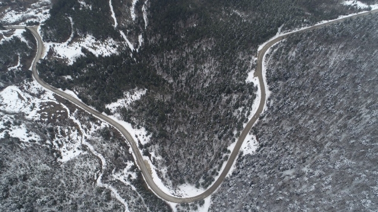 Kar Yağışının Ardından Karayolunda Çökme Meydana Geldi