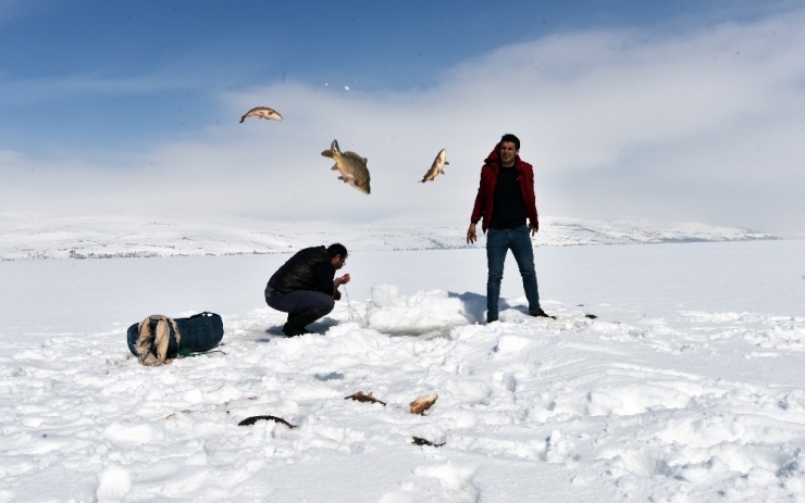 Donan Nazik Gölü’nde Eskimo Usulü Balık Avı