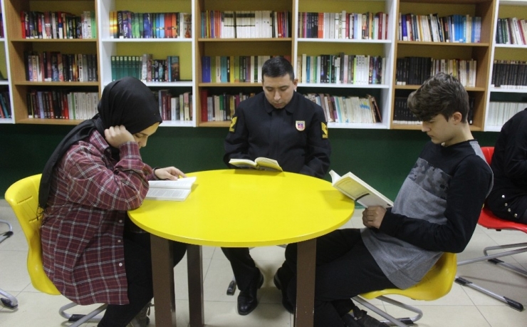 Bu İlçede Bütün İdareciler Öğrencilerle Beraber Kitap Okuyor