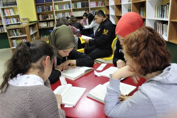 Bu İlçede Bütün İdareciler Öğrencilerle Beraber Kitap Okuyor