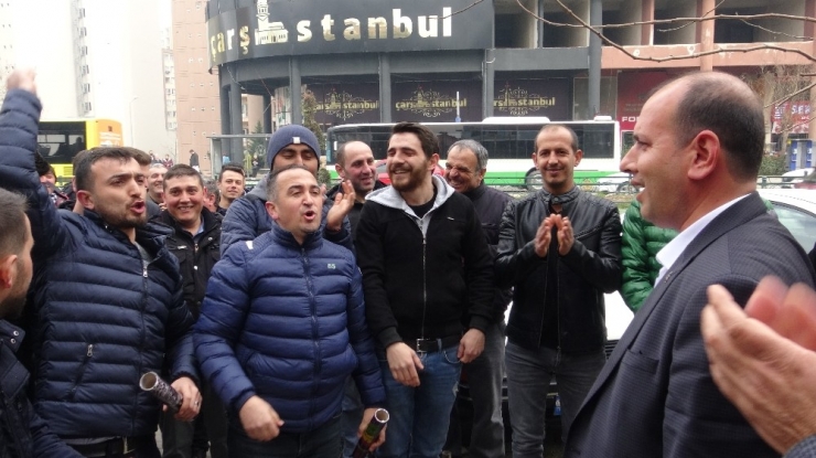 Eylemleri Sonuç Veren İşçiler Sendika Başkanına Konfetilerle Teşekkür Etti