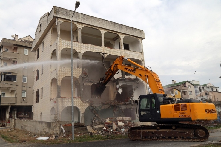 Deprem Riski Taşıyan 4 Katlı Bina Yıkıldı