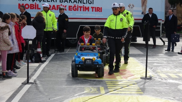 Çanakkale’de Minik Öğrencilere Akülü Arabalarla Trafik Eğitimi