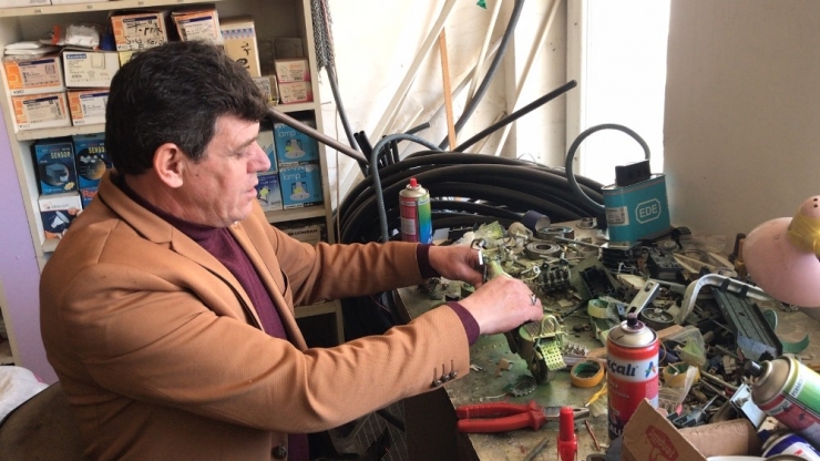 Hurdacıdan Kilosu 2 Liraya Aldığı Atık Ürünlerle Birbirinden İlginç Oyuncak Araçlar Yapıyor