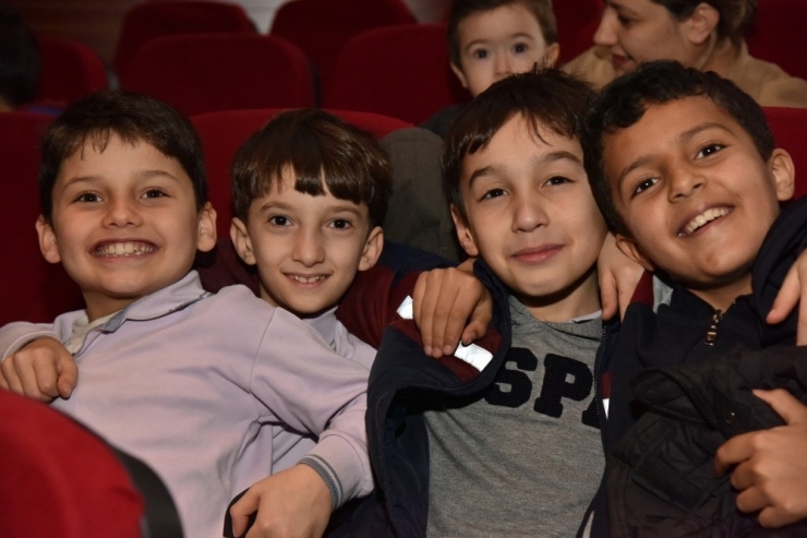 Çocuklar Tiyatro Oyunu İle Hem Eğlendi Hem Öğrendi