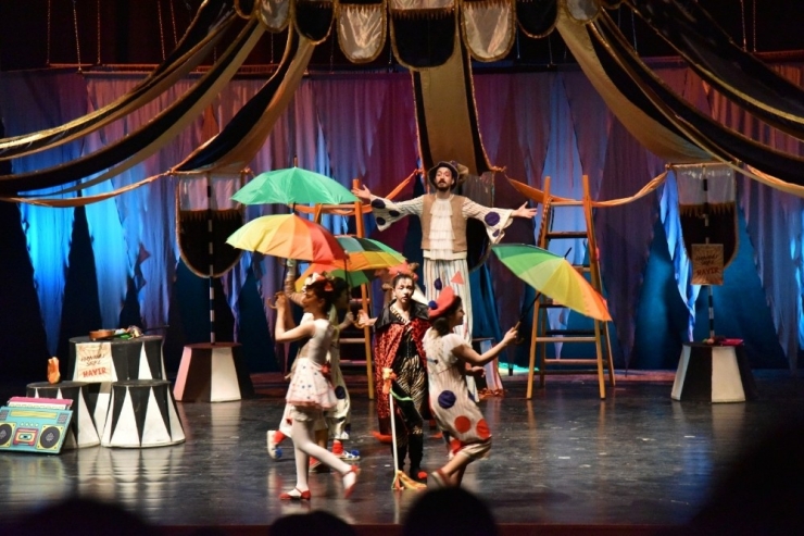 Çocuklar Tiyatro Oyunu İle Hem Eğlendi Hem Öğrendi