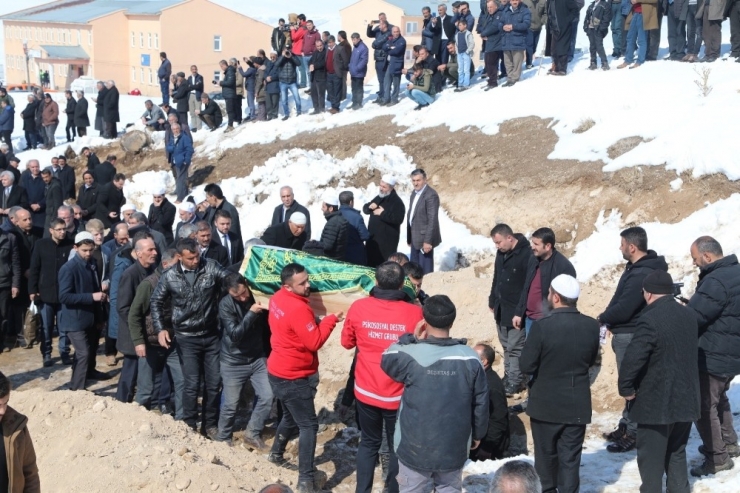 Depremde Hayatını Kaybeden 8 Kişi Yan Yana Defnedildi