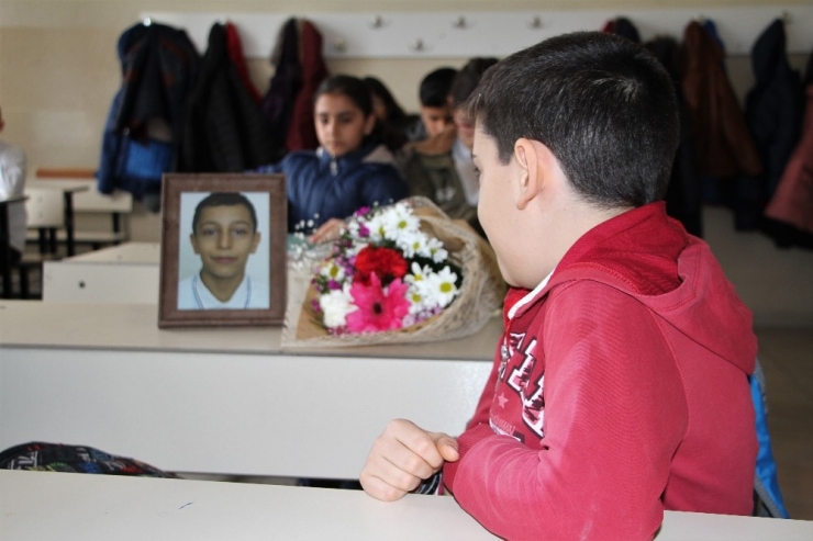 Depremde Hayatını Kaybeden Ömer Asaf’ın Sınıf Arkadaşları Gözyaşını Tutamadı