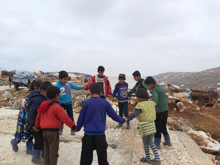 Suriye’de 500 Bin Çocuk Yerinden Edildi