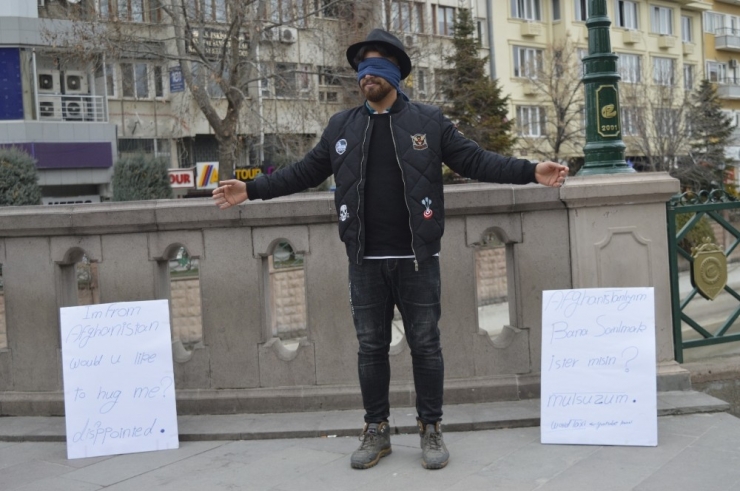 Afgan Genç Irkçılığı Sarılarak Yıktı