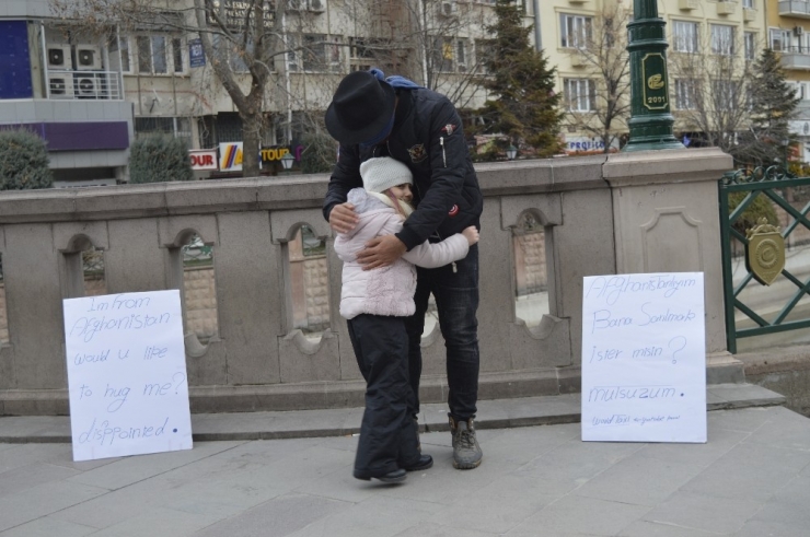 Afgan Genç Irkçılığı Sarılarak Yıktı