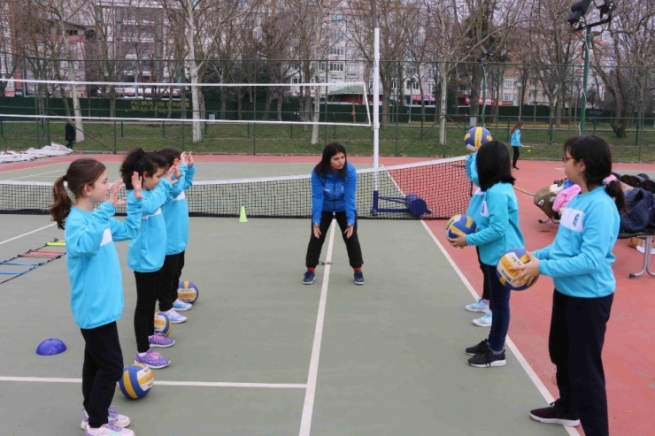 Kış Spor Okullarında Eğitimler Devam Ediyor