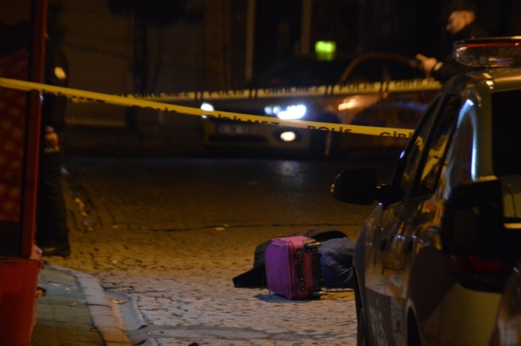 Fatih’te Yüksekten Düşen Erkek Şahıs Hayatını Kaybetti